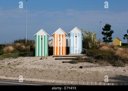 Cabines de plage sur un rond-point de la circulation en France près de la ville de Roscoff. Banque D'Images