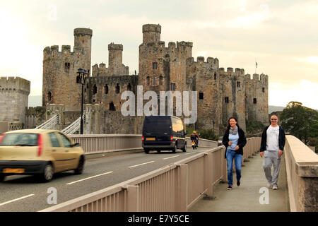 Couple en train de marcher le long de rire, Château de Conwy et le Pont Suspendu de Conwy, au nord du Pays de Galles, Royaume-Uni Banque D'Images