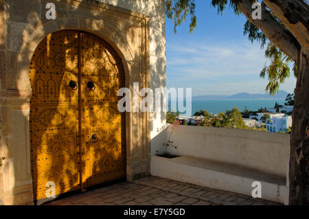 La Passerelle du Centre de Musique Arabe et Méditerranéenne à Sidi Bou Said, Tunisie Banque D'Images