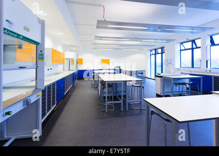 Hotte à filtration dans une classe de sciences de Teddington Sixth Form College. Banque D'Images