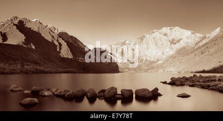 Snow Mountain et le lac avec des réflexions à Yosemite panorama BW. Banque D'Images