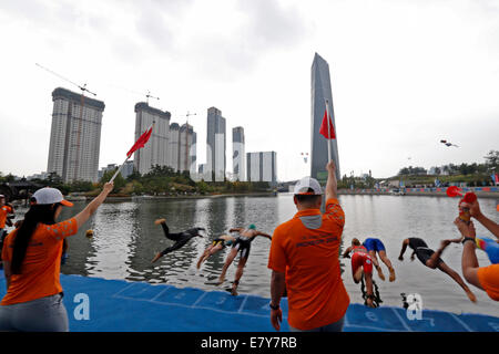 Incheon, Corée du Sud. 26 Sep, 2014. Plongée à l'eau des athlètes pendant la compétition finale du mixte de triathlon à la 17e Jeux asiatiques à Incheon, Corée du Sud, le 26 septembre 2014. Le Japon a remporté la médaille d'or. © Shen Bohan/Xinhua/Alamy Live News Banque D'Images