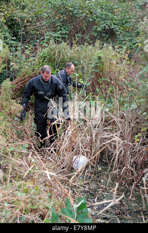 Londres, Royaume-Uni. 26 Sep, 2014. Police recherche côté canal fossé au bas de Elthorne Park à l'écolière pour Alice, brut Elthorne Park, Hanwell, Londres. Credit : Maurice Savage/Alamy Live News Banque D'Images