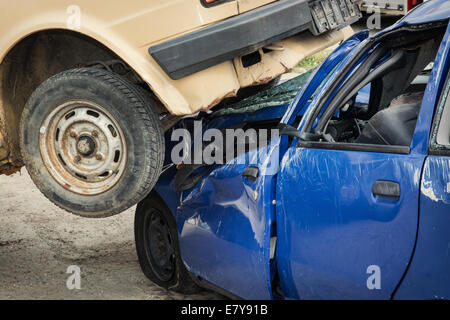 Épaves de voitures démolies après accident grave accident. Banque D'Images