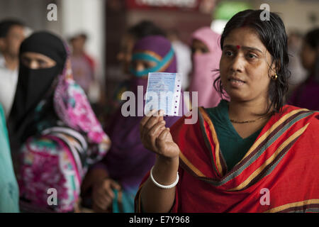 Dhaka, Bangladesh. 26 Sep, 2014. Les femmes hindoues bangladais montrant billet de train qu'elle a ramassés après avoir attendu longtemps dans la gare ferroviaire.Les femmes du Bangladesh d'attente à récupérer des billets comme le Bangladesh Railways commencer à vendre des billets à l'avance avant les Durgapuja et Eid-ul-Adha maison de vacances à une gare à Dhaka .les musulmans à travers le monde se préparent à célébrer la fête annuelle de l'Aïd al-Adha, ou la Fête du Sacrifice, qui marque la fin du Hajj pèlerinage à La Mecque et en commémoration du Prophète Abraham est prêt à sacrifier son fils pour montrer l'obéissance à Dieu (crédit Image : © Banque D'Images