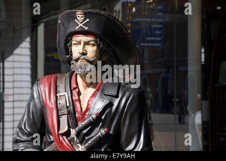 Portsmouth UK 02 avril 2013 : l'extérieur de la statue pirate Nauticalia Purser's Store, Postmouth Historic Dockyard Banque D'Images