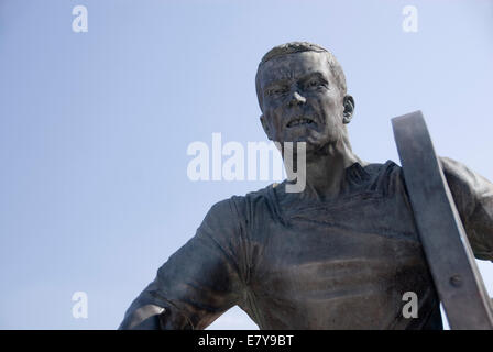 Portsmouth UK 02 avril 2013 : statue dépeint un canon de campagne Runner commémorant la caserne de la Marine royale Concours Canon de campagne Banque D'Images