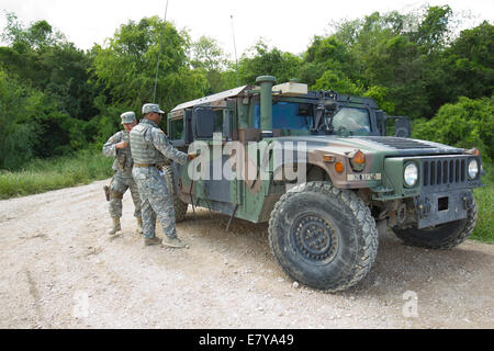 Comté de Hidalgo, TX, USA. 26 Septembre, 2014. Les troupes de la Garde nationale faire un changement sur la digue près de Rio Grande dans Granjeno Anzalduas Park, TX au sud de Mission en comté de Hidalgo. Le gouverneur du Texas, Rick Perry, a ordonné des troupes sur la frontière pour compléter l'application des lois fédérales. Credit : Bob Daemmrich/Alamy Live News Banque D'Images