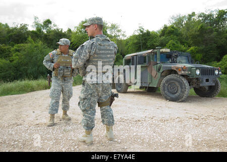 Comté de Hidalgo, TX, USA. 26 Septembre, 2014. Les troupes de la Garde nationale faire un changement sur la digue près de Rio Grande dans Granjeno Anzalduas Park, TX au sud de Mission en comté de Hidalgo. Le gouverneur du Texas, Rick Perry, a ordonné des troupes sur la frontière pour compléter l'application des lois fédérales. Credit : Bob Daemmrich/Alamy Live News Banque D'Images