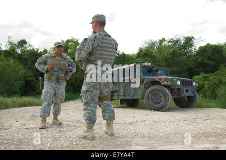 Comté de Hidalgo, TX, USA. 26 Septembre, 2014. Les troupes de la Garde nationale faire un changement sur la digue près de Rio Grande dans Granjeno Anzalduas Park, TX au sud de Mission en comté de Hidalgo. Le gouverneur du Texas, Rick Perry, a ordonné des troupes sur la frontière pour compléter l'application des lois fédérales. Credit : Bob Daemmrich/Alamy Live News Banque D'Images