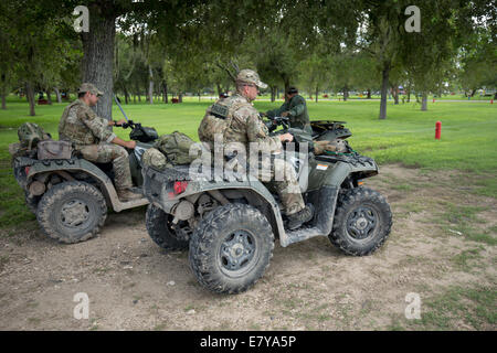 Granjeno, TX, USA. 26 Septembre, 2014. Une équipe de reconnaissance du Texas Ranger tête dans les broussailles le long de la rivière Rio Grande dans Granjeno, Texas, où le trafic de drogue et l'activité demeure répandue le long de la frontière avec le Mexique. Une surtension a donné lieu à de nombreux organismes d'application de la loi travaillant le sud du Texas. Credit : Bob Daemmrich/Alamy Live News Banque D'Images