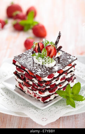 Dessert au chocolat avec des fraises, de la crème fouettée et de menthe. Banque D'Images