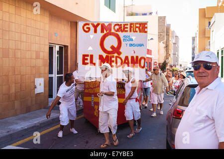 Regarder le défilé de chars décorés, des bateaux avec des participants habillés en blanc à la romeria barquero fiesta en El Medano, Banque D'Images