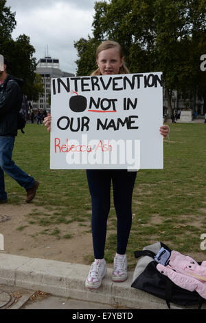 Londres, Angleterre. 26 Sep, 2014. Rebecca Ash 12 ans rejoindre son père, manifestants anti War Drums Band, pas des bombes se positionner entre les médias et le parlement pour faire passer leur message que le Parlement débat sur l'Iraq. Credit : Voir Li/Alamy Live News Banque D'Images