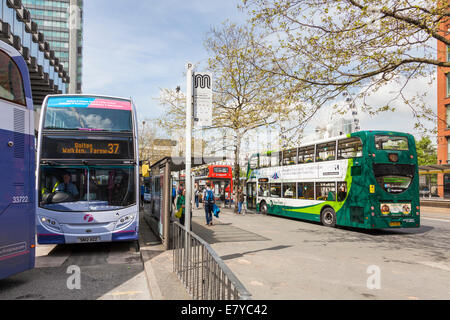 Des bus aux arrêts de bus de Manchester à Parker Street, Manchester, Angleterre, RU Banque D'Images
