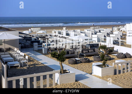 Empty beach lounge bar le long de la côte de la mer du Nord à la station balnéaire sur une journée froide Banque D'Images