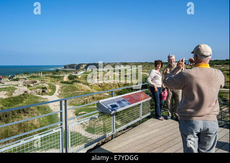 Vue sur la Seconde Guerre mondiale, les bombardements allemands deux battants de béton et des fosses d'armes à feu à la Pointe du Hoc Falaise en Normandie, France Banque D'Images