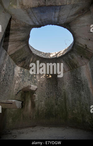 Intérieur de l'allemand seconde guerre mondiale deux Tobrouk / Ringstand à la Pointe du Hoc, Normandie, France Banque D'Images