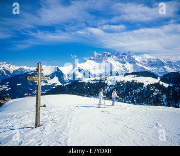 Ski Cross et deux femmes et Dents du Midi Morgins ski Alpes Suisse Valais Suisse Banque D'Images