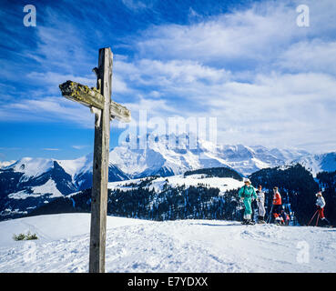 Et les skieurs et les Dents du Midi Morgins ski Alpes Suisse Valais Suisse Banque D'Images