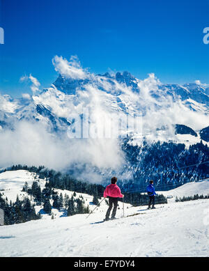 Deux skieurs et Dents du Midi Morgins ski Alpes Suisse Valais Suisse Banque D'Images