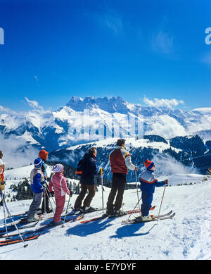 Groupe de skieurs et les Dents du Midi Morgins ski Alpes Suisse Valais Suisse Banque D'Images