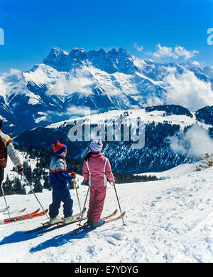 Deux enfants le ski et Dents du Midi Morgins ski Alpes Suisse Valais Suisse Banque D'Images