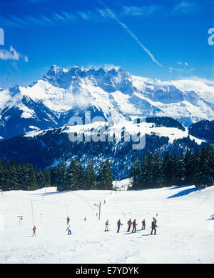 Les skieurs et les Dents du Midi Morgins ski Alpes Suisse Valais Suisse Banque D'Images