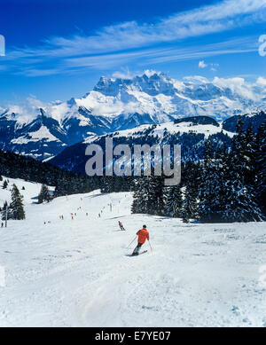 Les skieurs et les Dents du Midi Morgins ski Alpes Suisse Valais Suisse Banque D'Images