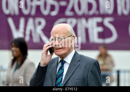 Londres, Royaume-Uni. 26 Sep, 2014. Ming Campbell (Lib Dem) sur son téléphone à l'extérieur du Parlement lors du débat passe au Parlement compte tenu de frappes aériennes en Irak contre l'Etat islamique / est. Banque D'Images