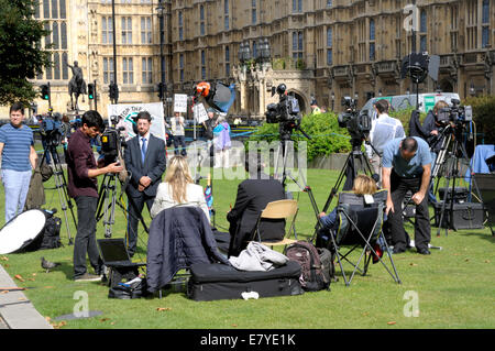 Londres, Royaume-Uni. 26 Sep, 2014. Les médias du monde descend sur Westminster de rendre compte du débat passe au Parlement compte tenu de frappes aériennes en Irak contre l'Etat islamique / est. Banque D'Images