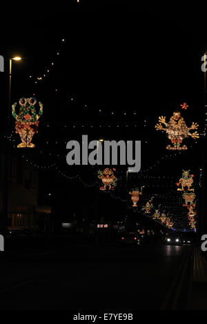 Portrait de nuit "Jelly colorés sur des monstres des lampadaires de la route au-dessus de la promenade de la Reine par les voitures, les illuminations de Blackpool, Royaume-Uni Banque D'Images