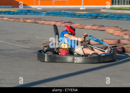 Kart rapide dans un circuit dans la ville Banque D'Images