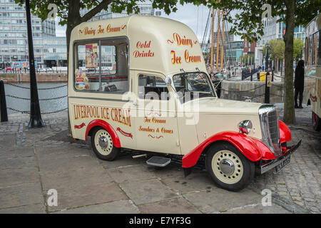 La crème glacée lait vintage Liverpool van, Albert Dock, Liverpool, Merseyside, England, UK Banque D'Images