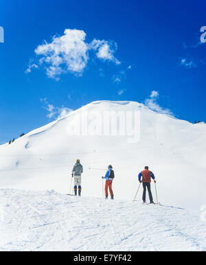 Trois skieurs Morgins ski Alpes Suisse Valais Suisse Banque D'Images