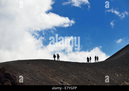 Les gens minuscules sur la pente volcanique Banque D'Images