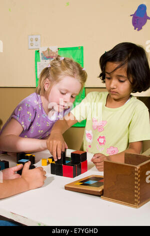 L'interracial entre diversité raciale ethnique multi raciales diversifiées multi culturel multiculturelle Deux filles travaillent ensemble à la maternelle projet mathématiques Banque D'Images