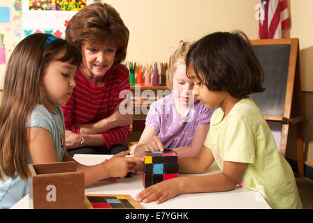 L'interracial inter ethniques multiples la diversité raciale multiculturelle diversifiée sur le plan racial enseignant multi culturel contribue à la maternelle pour travailler ensemble pre-k Banque D'Images