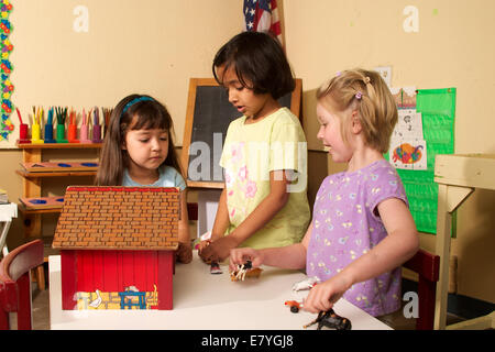 5 ans ans d'âge scolaire travail fille jouant travailler ensemble la diversité raciale ethnique multi raciales diversifiées POV interracial multiculturelles Banque D'Images