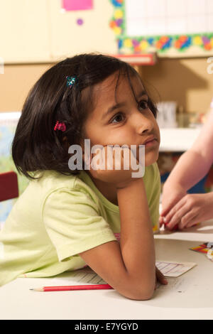 4-5 ans élèves élève fille filles inter ethniques raciales diversifiées la diversité raciale multi culturel multiculturel l'interracial girl en classe. Banque D'Images