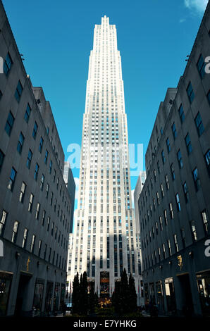 La VILLE DE NEW YORK, NY - 30 mars : Rockefeller Plaza street view le 30 mars 2014 dans la ville de New York. Déclarée monument historique national en 1987, c'est un complexe de 19 bâtiments commerciaux Banque D'Images