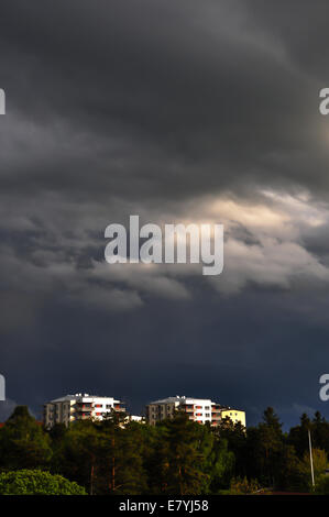 Vue sur un summerday Blackeberg approcher avec orage. Stockholm, Suède, en mai. Banque D'Images