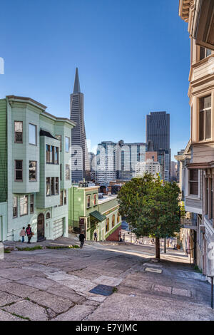 Kearny Street, l'une des rues très raides à San Francisco, à la recherche au sud en direction de la CDB et de la construction de la Transamerica. Banque D'Images