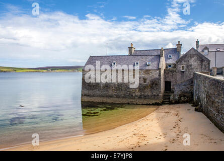 Lerwick, Shetland, Écosse, Royaume-Uni. Les bâtiments anciens datant du 17ème siècle près du port. Vue sur la rue de l'ancien ci Banque D'Images