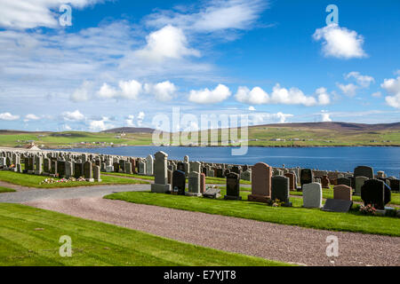 Voir l'île de Bressay, du cimetière de Lerwick. Banque D'Images