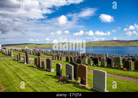 Voir l'île de Bressay, du cimetière de Lerwick. Banque D'Images