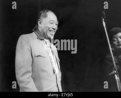 New York, New York, USA. 24 mai, 1974. Edward Kennedy Ellington 'Duke' (29 avril 1899 - 24 mai 1974) était un compositeur, pianiste et chef d'orchestre de jazz. Il a dirigé son orchestre de 1923 jusqu'à sa mort, sa carrière de plus de 50 ans. Ellington est décédé le 24 mai 1974 des suites d'un cancer du poumon ou la pneumonie, quelques semaines après son 75e anniversaire. Sur la photo : Jul 26, 1970 - Rome, Italie - 'Duke du Jazz' DUKE ELLINGTON est reçu avec joie par ses fans après un concert au Piper Club à Rome. © Keystone Photos/ZUMAPRESS.com/Alamy Live News Banque D'Images