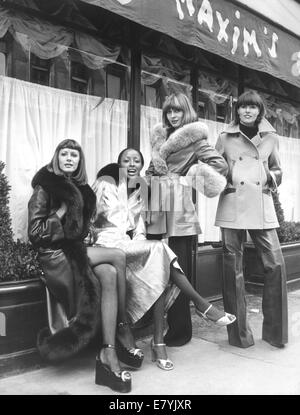 London, UK, UK. 22 mai, 1974. Concepteur de vêtements Mac Douglas est titulaire d'un défilé devant le célèbre restaurant Maxim's ' ' Ce qui est arrivé à la présentation de la collection Automne-Hiver 74-75 Mac Douglas. Porter des modèles de manteaux de fourrure bordée de peau de renard. © Keystone Photos/ZUMAPRESS.com/Alamy Live News Banque D'Images