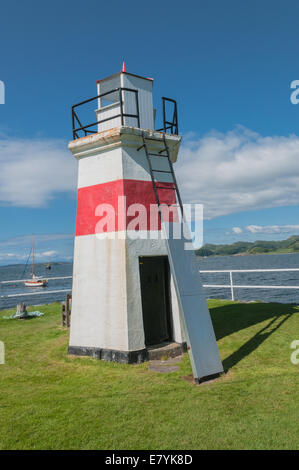 Leuchtturm Crinan ARGYLL & BUTE avec yachts sur Loch Crinan et à l'île de Jura en arrière-plan Banque D'Images