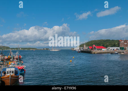 Des bateaux de pêche à l'Oban ARGYLL & BUTE AVEC L'Ecosse à l'île de Kerrera en arrière-plan avec yacht en baie et pier Banque D'Images